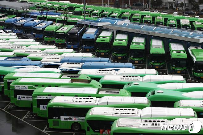 서울 시내버스 노조가 파업에 돌입한 28일 서울의 한 공영차고지에 버스가 주차돼 있다. 2024.3.28/뉴스1 ⓒ News1 이광호 기자