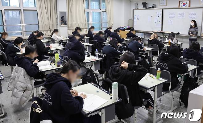 2025학년도 대학수학능력시험 대비 3월 전국연합학력평가가 시행된 28일 서울 강남구의 한 고등학교에서 3학년 학생들이 시험 준비를 하고 있다. /뉴스1 ⓒ News1 사진공동취재단