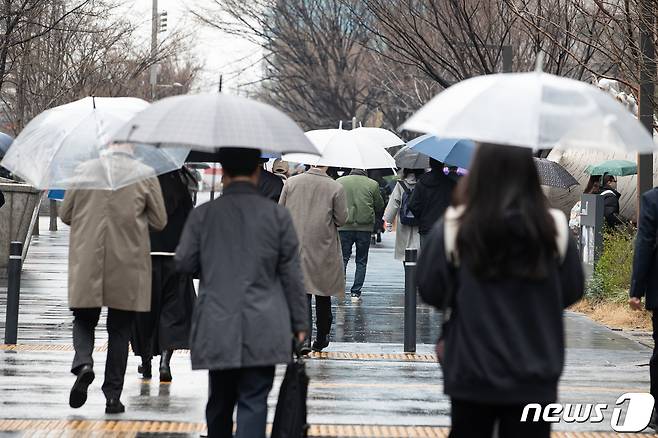 28일 서울 여의도에서 우산을 쓴 시민들이 출근길 발걸음을 옮기고 있다. 2024.3.28/뉴스1 ⓒ News1 유승관 기자