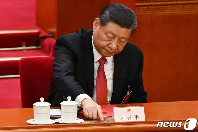 시진핑 중국 국가주석이 11일 (현지시간) 베이징 인민대회당에서 열린 전국인민대표대회(전인대) 폐막식에 참석해 투표를 하고 있다. 2024. 3. 12 ⓒ AFP=뉴스1 ⓒ News1 우동명 기자