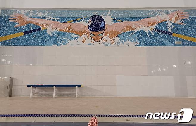진도국민체육센터 실내수영장에 설치된 타일벽화 '접영하는 수영 선수'(진도군 제공)/뉴스1