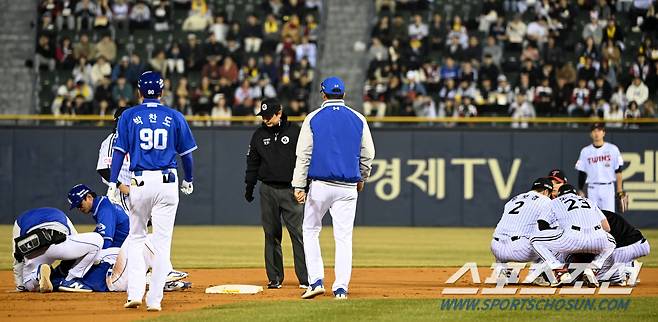 그라운드에 쓰러진 류지혁과 오지환, 큰 부상이 아니어야 할텐데...