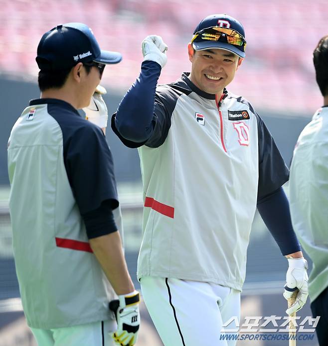 15일 잠실야구장에서 열린 KIA와 두산의 시범경기, 두산 김재환과 정수빈이 타격훈련 중 이야기를 나누고 있다. 잠실=허상욱 기자wook@sportschosun.com/2024.03.15/