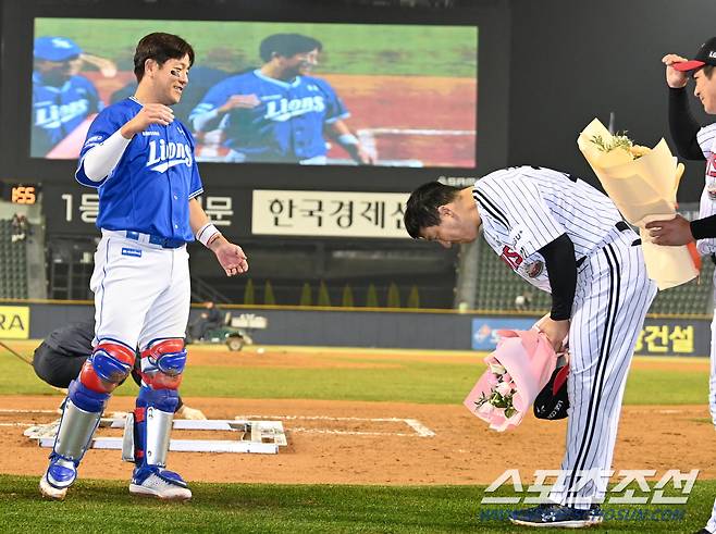 28일 잠실야구장에서 열린 삼성과 LG의 경기, 클리닝 타임때 진행된 삼성 강민호의 KBO리그 역대 최다 경기 출장 신기록인 2238번째 경기를 축하하는 행사가 진행됐다. 김현수, 오지환의 축하를 받는 강민호의 모습. 잠실=허상욱 기자wook@sportschosun.com/2024.03.28/