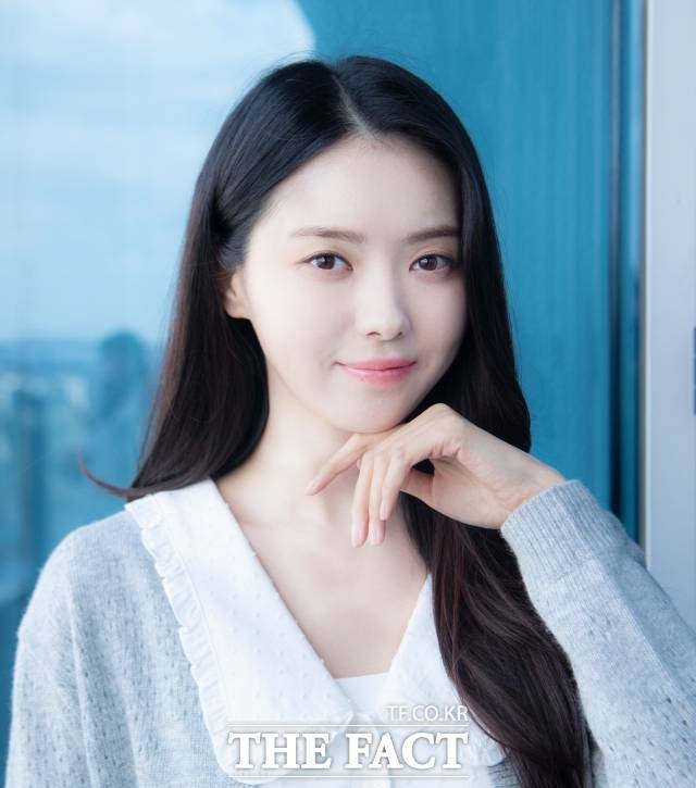 배우 임나영이 26일 오후 서울 마포구 상암동 <더팩트> 사옥에서 인터뷰에 앞서 포즈를 취하고 있다. /이동률 기자