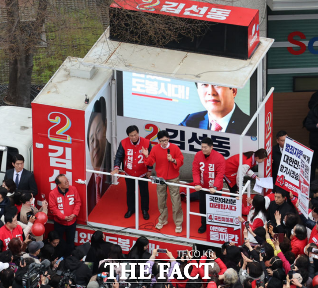 한동훈 국민의힘 비상대책위원장은 28일 도봉구 유세에서 "왜 우리가 범죄자들에게 지배당할 수 없는지, 김재섭·김선동과 같은 일꾼을 공복으로 써야하는지 주변 분들을 한 분씩 설득해달라"고 당부했다. /뉴시스
