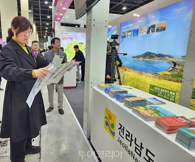 '내 나라 여행박람회' 내 전라남도홍보부스에서 전남 여행지도를 보고 있는문체부 장미란 제2차관&nbsp;&nbsp;