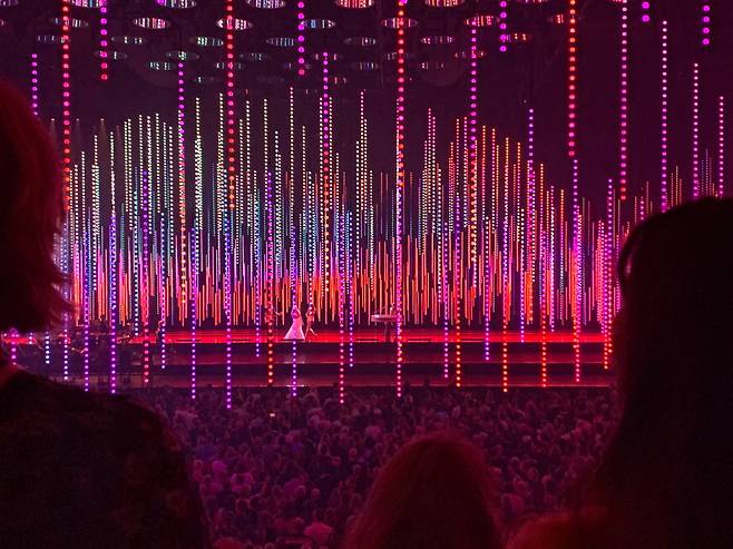 아바 보이지(Abba Voyage) 공연. 디지털 홀로그램으로 만들어진 아바 멤버들이 세 개의 대형 스크린에는 실제처럼 웃고 노래하는 아바의 모습이 투영된다. 조명을 담당한 ILM은 스파클, 실루엣, 섀도 플레이 등 조명디자인에서 상상할 수 있는 거의 모든 기법을 무대에 적용했다.