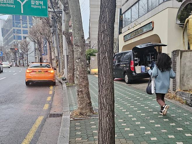 28일 오전 서울 시내버스 파업으로 택시를 타기 위해 뛰고 있는 직장인. /조연우 기자