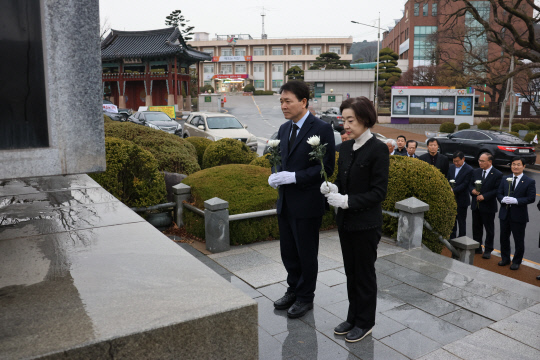 서산 충령각 참배. 성일종 선거사무소 제공