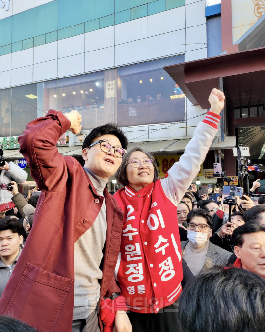 한동훈(왼쪽) 국민의힘 비상대책위원장과 이수정 경기 수원정 후보. <디지털타임스 DB>