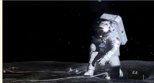 아르테미스 우주비행사가 달 표면에 장비를 배치하는 모습을 보여주는 상상도. NASA 제공