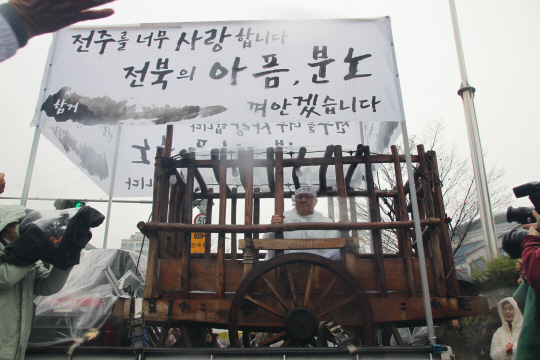 정운천 국민의힘 전주을 후보가 28일 전북특별자치도청 앞 광장에서 '함거 유세'를 벌이고 있다.<정운천 후보 캠프 제공>