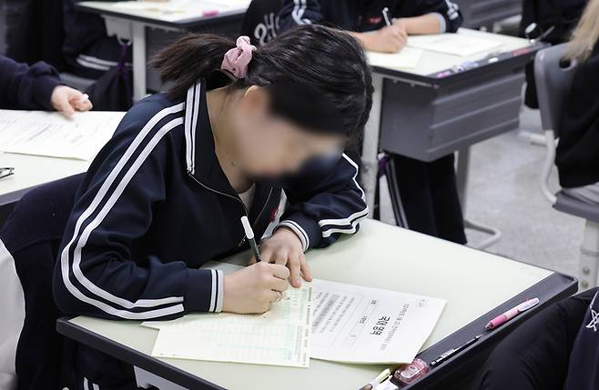 2024년 전국연합학력평가가 열린 28일 서울 강남구 개포고등학교에서 수험생들이 시험을 준비하고 있다. [연합뉴스]