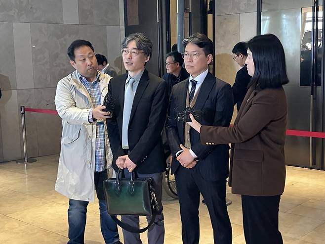 임종윤·종훈 형제가 한미사이언스 제51기 정기 주주총회가 끝난 후 입장을 밝히고 있다. (사진=연합뉴스)