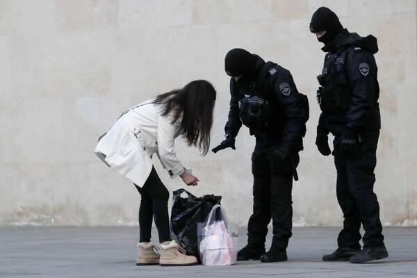 러시아 경찰이 27일(현지시각) 모스크바 테러 사건 이후 검문 검색을 강화하고 있다. 상트페테르부르크/EPA 연합뉴스