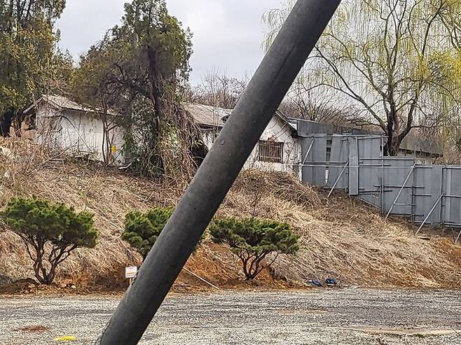 26일 낮 12시쯤 인천 연수구 옥련동의 옛 송도역사. 도시개발 사업을 위한 철제 가림막이 설치돼 있다. 역사 벽면에는 넝쿨이 달라붙었고, 주변에는 관리 안 된 초목이 가득하다. 이승욱 기자