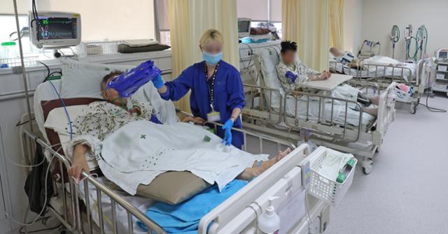 27일 서울 강서구의 한 종합병원 중환자실에서 간호사가 환자를 돌보고 있다. 뉴시스