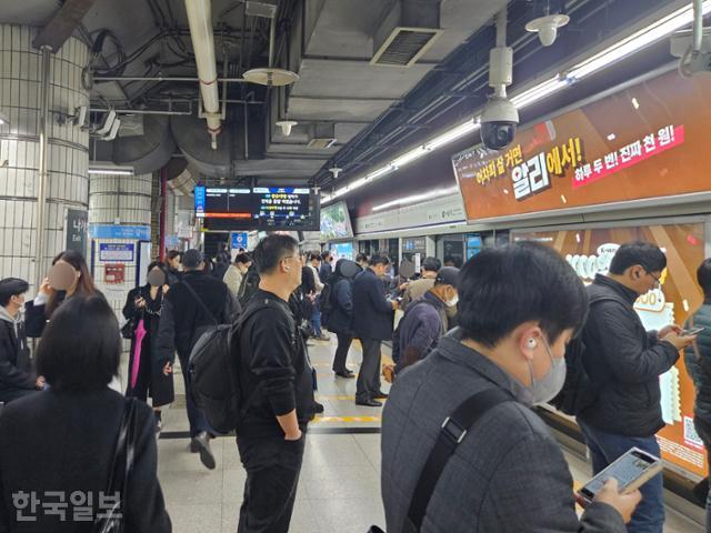 서울지하철 1호선 서울역 승강장이 28일 오전 8시 출근길에 나선 시민들로 붐비고 있다. 임금협상에 실패한 서울 시내버스 노조는 이날 오전 4시부터 전면 파업에 들어갔다. 이유진 기자