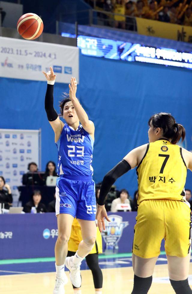 우리은행 김단비(왼쪽)가 28일 충남 아산 이순신체육관에서 열린 여자프로농구 챔피언 결정전 3차전 KB스타즈와 경기에서 슛을 쏘고 있다. 아산=연합뉴스