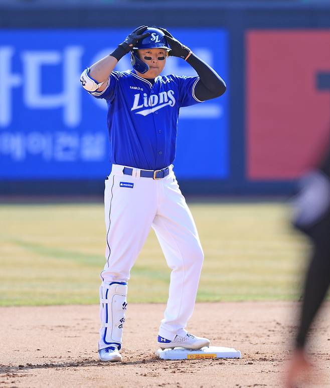 왕관 세리머니 중인 삼성 오재일. 삼성 제공