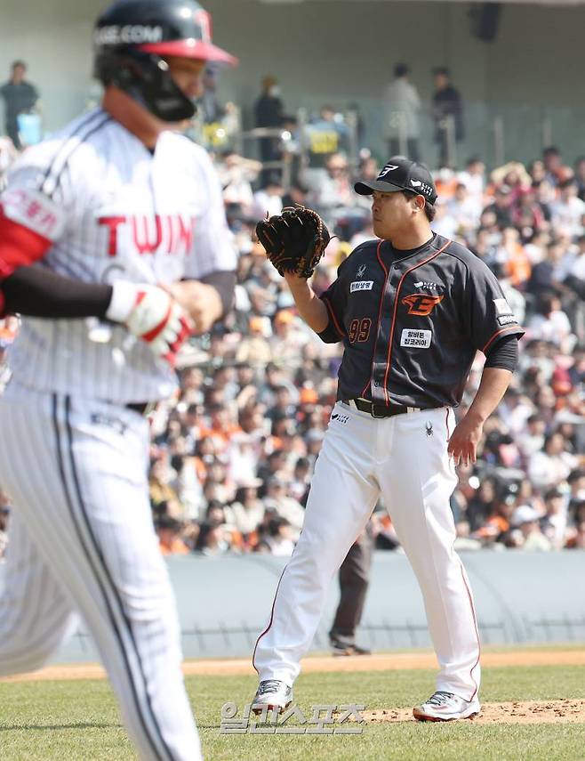 2024 프로야구 LG트윈스와 한화이글스의 시즌 개막경기가 23일 오후 서울 잠실야구장에서 열렸다. 2회말 1사 후 류현진이 오지환을 볼넷으로 내보내고 있다. 잠실=김민규 기자 mgkim1@edaily.co.kr