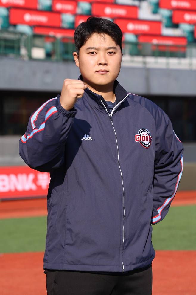 롯데 한동희가 27일 오후 부산 동래구 사직야구장에서 진행된 일간스포츠와의 인터뷰에 앞서 포즈를 취하고 있다. 부산=서병수 기자