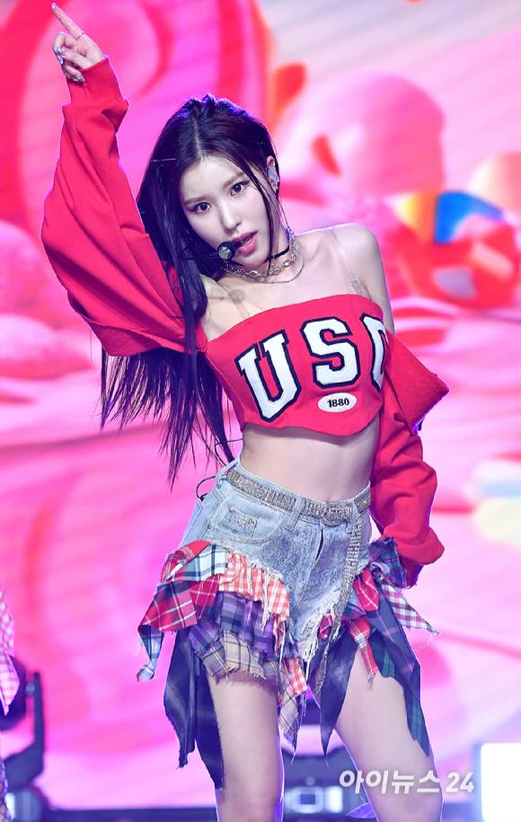 걸그룹 캔디샵 소람이 27일 오후 서울 강남구 일지아트홀에서 열린 미니 1집 'Hashtag#'(해시태그#) 발매 기념 쇼케이스에서 무대를 선보이고 있다. [사진=곽영래 기자]