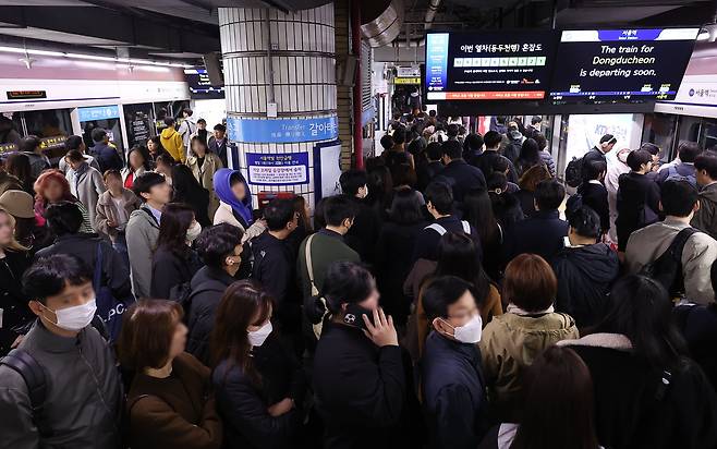서울 시내버스 총파업이 시작된 28일 오전 중구 서울역 지하철 역사에서 시민들이 지하철 탑승을 기다리고 있다. 연합뉴스