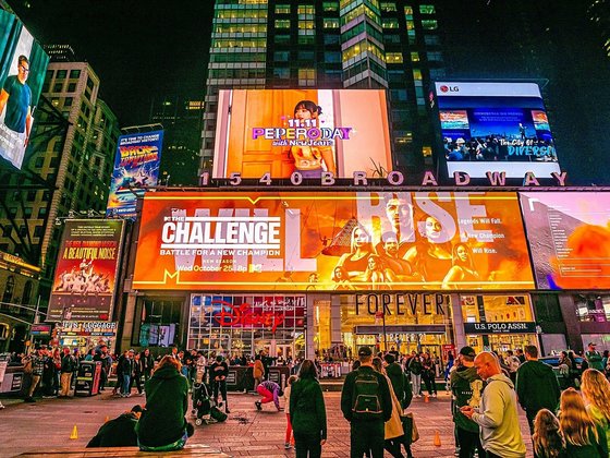 아이돌 '뉴진스'를 내세운 빼빼로 광고가 나오고 있는 뉴욕 타임스퀘어 전광판. 사진 각 롯데웰푸드