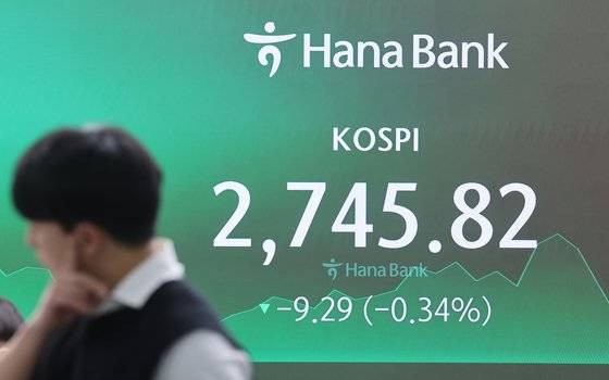 28일 삼성전자가 1.25% 오른 8만 800원에 거래를 마치며, 2년 3개월 만에 '8만전자'를 회복했다. 다만, 28일 코스피는 전장보다 9.29포인트(0.34%) 내린 2,745.82에 장을 마치며 전날에 이어 하락세를 나타냈다. 〈연합뉴스〉