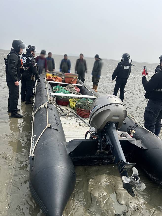 해경이 서해에서 우리나라 영해를 침범해 불법조업한 중국어선을 나포했다. 해양경찰청