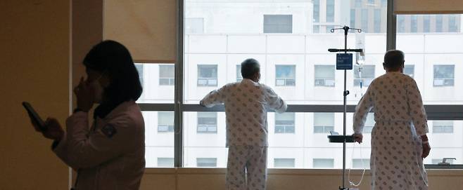 전공의들이 병원을 떠난 지 6주째인 28일 서울의 한 대학병원에서 환자들이 창밖을 바라보고 있다. 연합뉴스