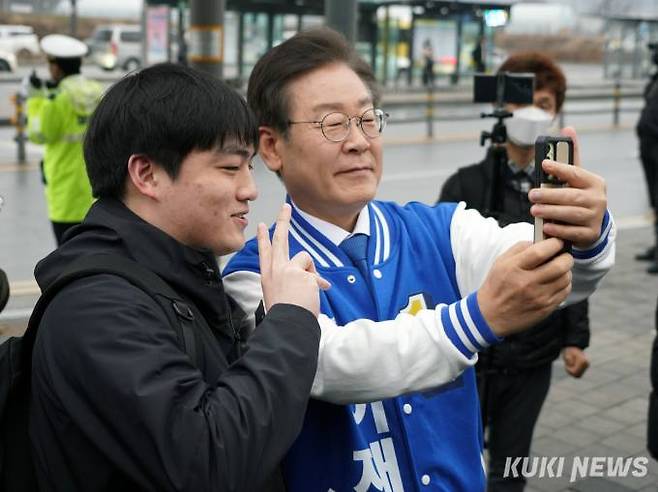 이재명 더불어민주당 인천 계양을 후보가 28일 인천 계양역에서 출근 하는 시민들에게 인사를 하고 있다. 사진=박효상 기자