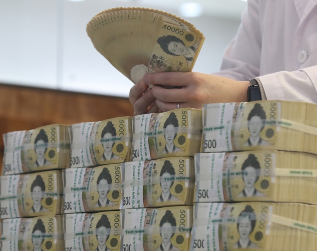 서울 중구 하나은행 위변조대응센터 직원이 2022년 1월 7일 5만원권 지폐를 확인하고 있다. 뉴시스