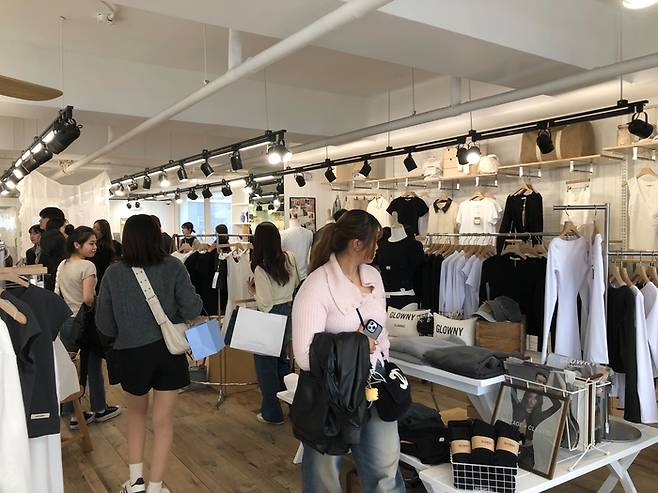 서울 한남동 글로니 쇼룸에서 국내외 고객들이 쇼핑하고 있는 모습. <글로니>