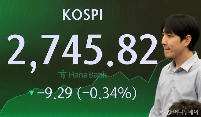 [서울=뉴시스] 조성우 기자 = 코스피가 전 거래일(2755.11)보다 9.29포인트(0.34%) 내린 2745.82에 장을 마감한 28일 오후 서울 중구 하나은행에서 딜러가 업무를 보고 있다. 코스닥지수는 전 거래일(911.25)보다 1.20포인트(0.13%) 하락한 910.05에 거래를 종료했다. 서울 외환시장에서 원·달러 환율은 전 거래일(1348.7원)보다 2.5원 내린 1346.2원에 마감했다. 2024.03.28. xconfind@newsis.com /사진=조성우