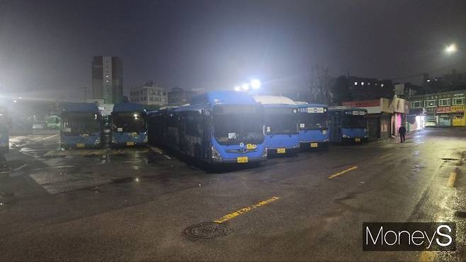 서울 시내버스 노조가 12년 만에 총파업에 돌입한 가운데 서울 시민들이 출근길 불편을 겪고 있다. 사진=28일 오전 서울 구로구 온수공영차고지에 있는 버스들. /사진=김창성 기자