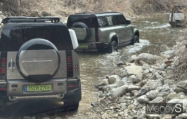 올 뉴 디펜더 도강코스 진입하는 모습/사진=장동규 기자