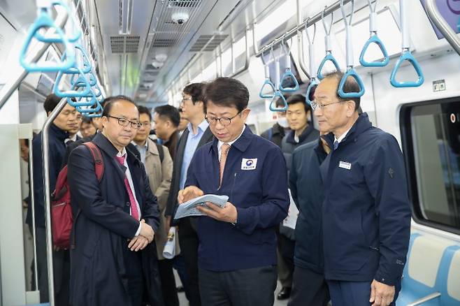 박상우(가운데) 국토부 장관이 개통을 이틀 앞둔 GTX-A 수서-동탄 구간 점검을 위해 28일 오후 수서역을 찾아 곳곳을 살펴봤다. /사진=뉴시스(국토부)