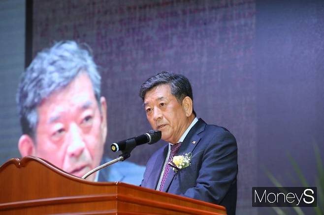 한상원 제25대 광주상공회의소 회장이 28일 취임사를 읽고 있다/사진=광주상의 제공.