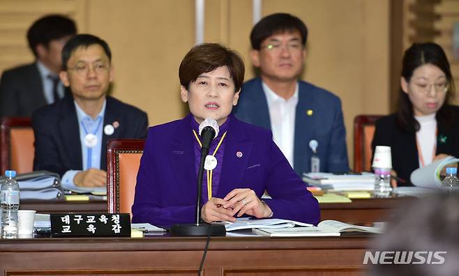 [대구=뉴시스] 강은희 대구시교육감이 지난해 10월17일 대구 북구 경북대학교 글로벌플라자에서 열린 국회 교육위원회의 대구광역시교육청, 경상북도교육청, 강원특별자치도교육청에 대한 국정감사에서 질의에 답하고 있다. (사진=뉴시스DB). 2024.03.28. photo@newsis.com