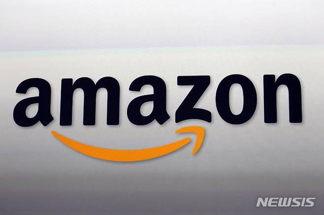 [산타모니카(캘리포니아주)=AP/뉴시스]﻿고객들의 개인정보 등 광고 관련 데이터를 투명하게 공개해야 한다는 유럽연합(EU)의 디지털서비스법(DSA)에 반기를 든 아마존이 결국 패소했다. 사진은 미 캘리포니아 산타모니카에 있는 아마존 로고. 2024.3.28