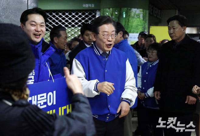 더불어민주당 이재명 대표가 26일 서울 지하철 아현역에서 출근길 시민들에게 인사하며 총선 지지를 호소하고 있다. 윤창원 기자