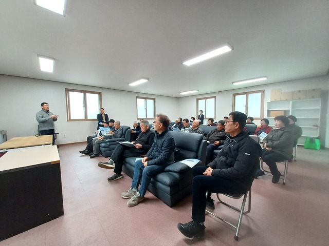 김영기 충북 단양농협 조합장(맨 왼쪽)이 ‘운영의 공개’에서 조합원에게 농협 현황을 설명하고 있다.