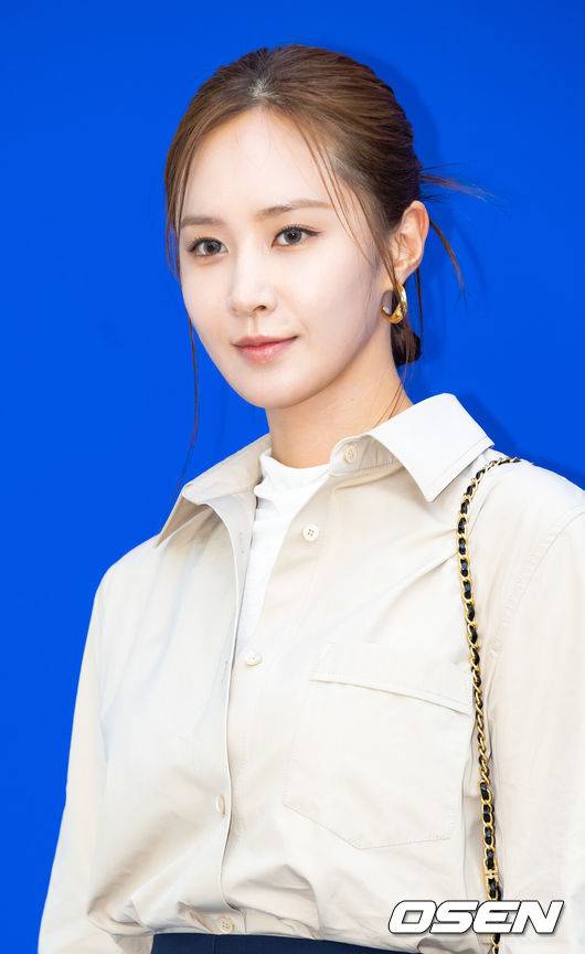 [OSEN=민경훈 기자] 6일 오후 서울 서초구 잠원동 서울웨이브아트센터에서 타임 23FW 컬렉션 행사가 열렸다.가수 겸 배우 소녀시대 권유리가 포토월에서 포즈를 취하고 있다. 2023.07.06 /rumi@osen.co.kr