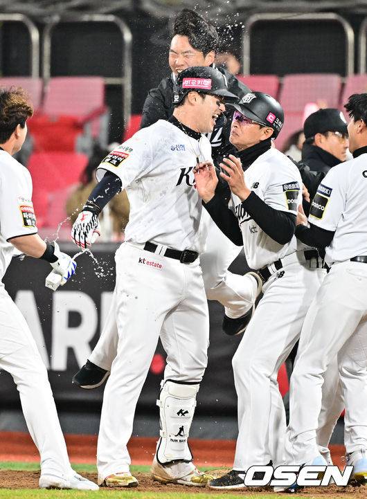 [OSEN=수원, 조은정 기자]9회말 1사 만루 KT 박병호가 끝내기타를 날린 뒤 기뻐하고 있다. 2024.03.28 / cej@osen.co.kr