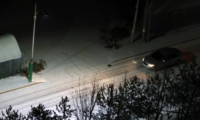▲ 차량 1대가 겨울 밤 서행운전을 하고 있다. ⓒ연합뉴스