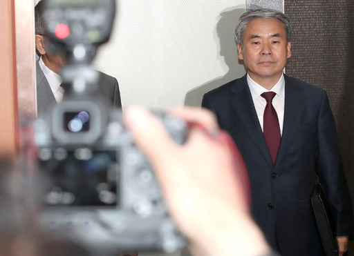 채상병 사망사건 수사외압 의혹을 받고 있는 이종섭 주호주대사가 플래시 세례 속에 회의장으로 향하고 있다. 남정탁 기자