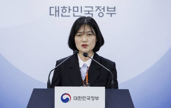 2024년도 고위 공직자 정기 재산변동사항 공개 브리핑 - 이은영 인사혁신처 윤리복무국장이 27일 오후 서울 종로구 정부서울청사에서 정부공직자윤리위원회 관할 고위공직자 등 1천975명의 재산 변동사항 공개에 대해 브리핑하고 있다.     올해부터 재산공개 내역은 관보뿐만 아니라 공직자 윤리 시스템(www.peti.go.kr)에서도 확인할 수 있다. 2024.3.28 연합뉴스
